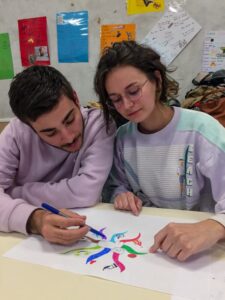 Des jeunes du programme long en train de travailler à l'Année lumière