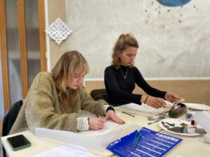 Les jeunes en train de travailler a l'année lumiere